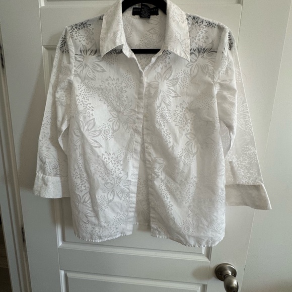 Beautiful, not your average white button up shirt - Picture 1 of 3